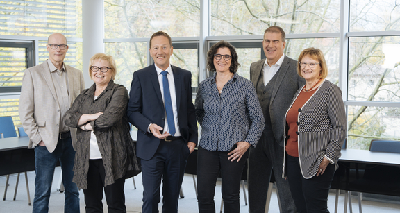 Ein Gruppenbild des Vorstandes der OPK: die Personen von links nach rechts: Christoph Bosse, Margitta Wonneberger, Dr. Gregor Peikert, Dr. Sabine Ahrens-Eipper, Dr. Dietmar Schröder und Barbara Breuer Radbruch.