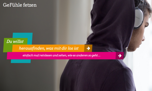 Ein Jugendlicher schaut aus dem Fenster.