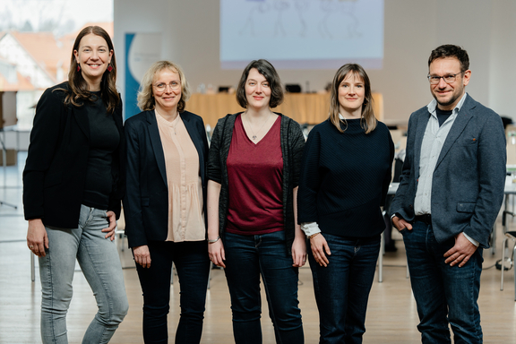 Ein Gruppenbild der Mitglieder des Ausschusses für Qualitätssicherung: V.l.n.r.: Anett Hoffmann, Cornelia Metge, Sarah Seide, Verena Schmitt, Nils Fladerer.