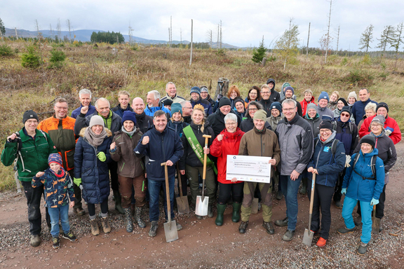 Gruppenbild der Heilberufekammern zur Baumpflanzaktion im Harz.