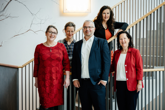 Ein Gruppenbild der Mitglieder der Ausschusses für Aus-, Weiter- und Fortbildung: V.l.n.r.: Dr. Aniko Baum, Dr. Theresa Steinhäuser, Dr. Thomas Guthke, Prof. Dr. Barbara Bräutigam-Herberhold, Beate Caspar.